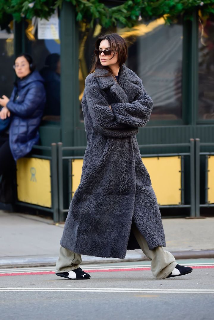 プーマ「スピードキャット」を履くエミリー・ラタコウスキー