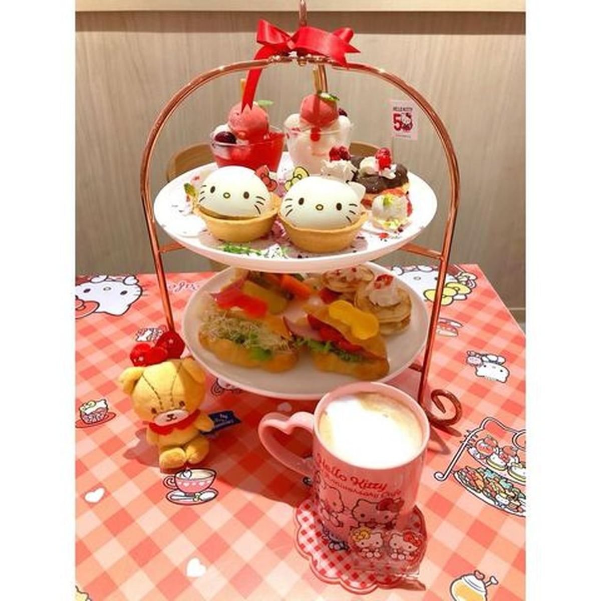 ハローキティ♡レトロ　パフェ　根付け　タグ付き 大阪で「ハローキティ50周年記念カフェ」 特別仕様メニューや
