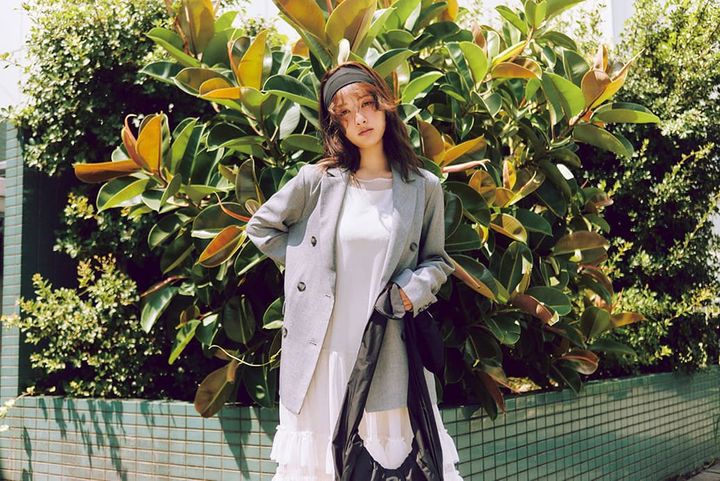 谷まりあ、ジャケット、フリルドレス