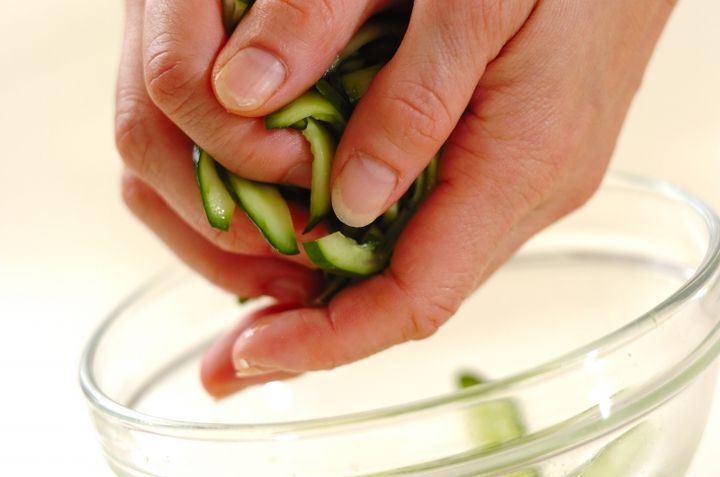 キュウリとワカメのゴマ油漬けの下準備1