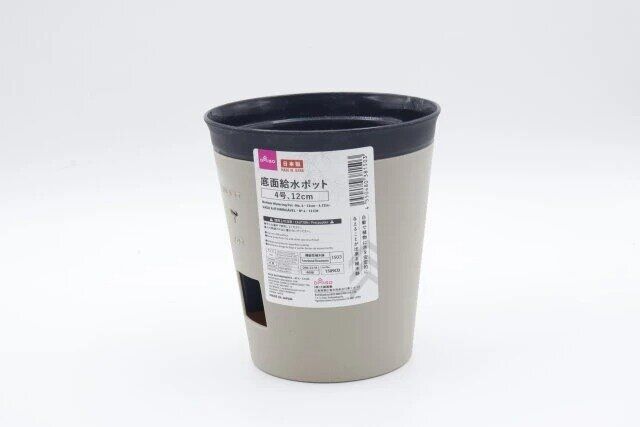 ダイソーの底面給水ポット 4号、12cm