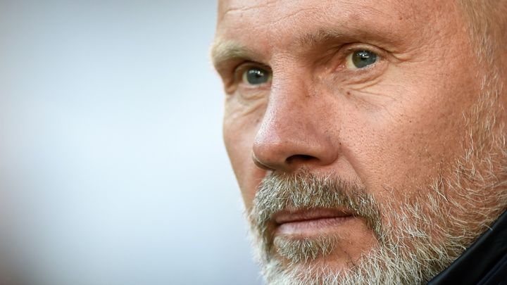 日本人所属の古巣と対戦する56歳監督、母急死も試合に臨む