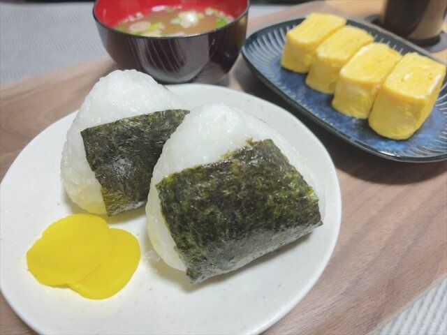 おにぎり2つ たくわん 卵焼き お味噌汁