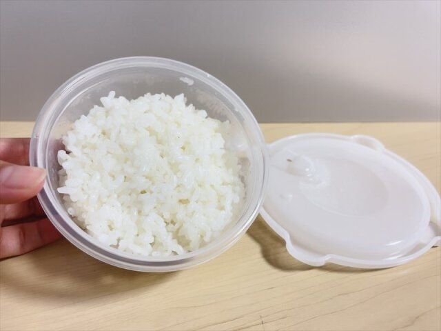 ニトリ ごはん保存容器 傾けてごはんを見せる