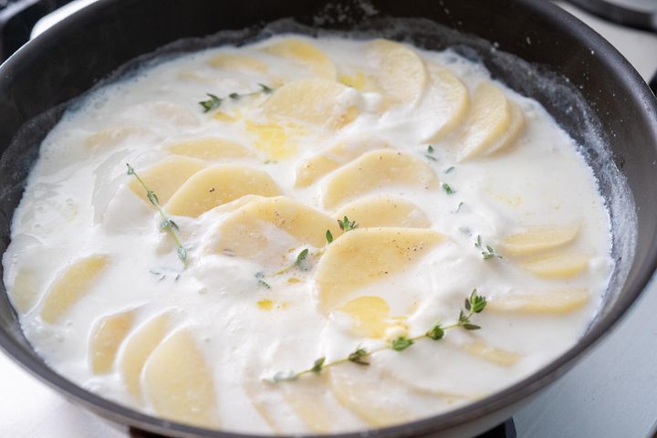 牛乳を加えて煮る