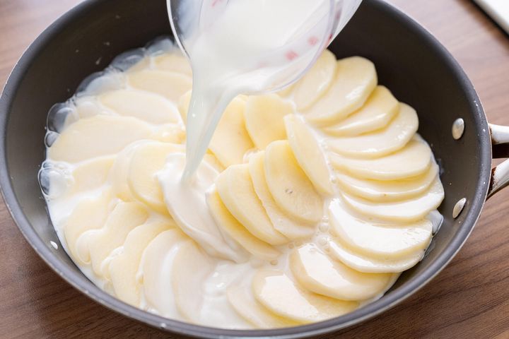 牛乳を加えて煮る