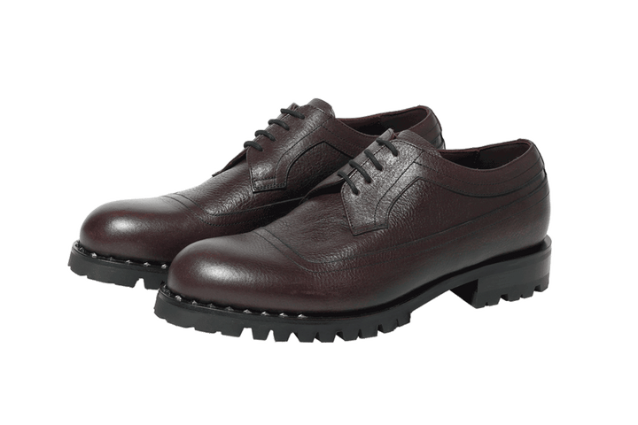 〈ジミー チュウ〉のダービーシューズ