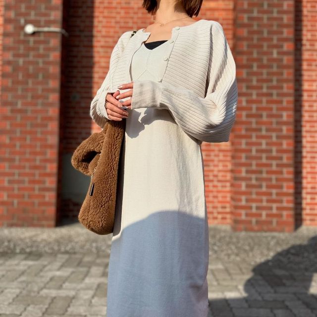 2ピースカーディガンセットワンピースを着たコーデ