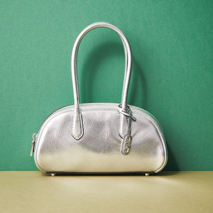 マイケルコースのシルバーのミニボストンが今っぽい