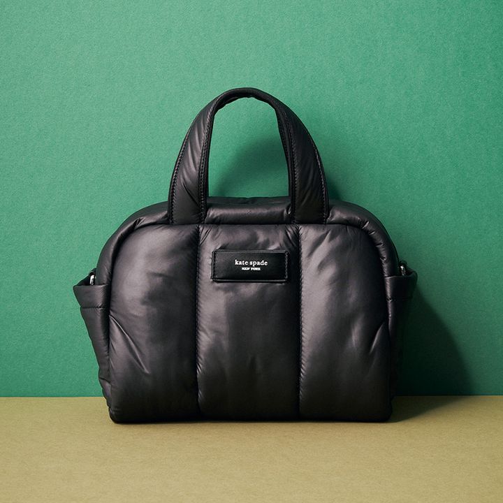 ぷっくりフォルムが可愛いケイトスペードのパフィー素材の黒バッグ