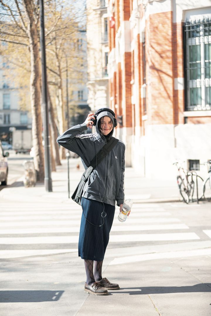 気温が高めの秋の日は羽織ものや秋らしいカラーが人気！【パリジェンヌの一週間コーデ】