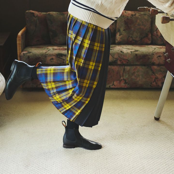 ふたつのチェック柄をあしらったプリーツスカートとTシャツがあれば、新生トラッドが叶う【マイスタンダードブック】