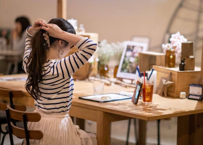 若作りと若見えの違いは？ 年齢より若く見られる女性になる方法も解説