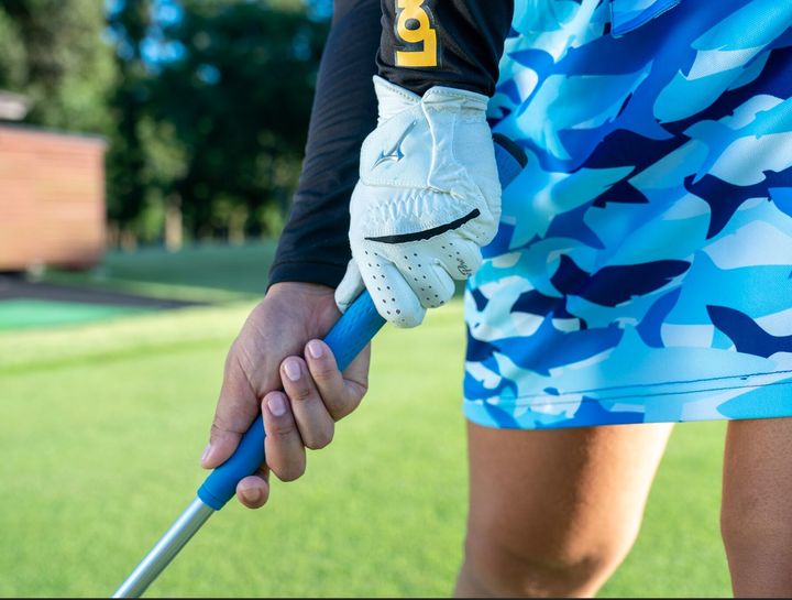 女子プロが“真っすぐ飛ばすためのドリルを解説！「両手を離して打つだけ」