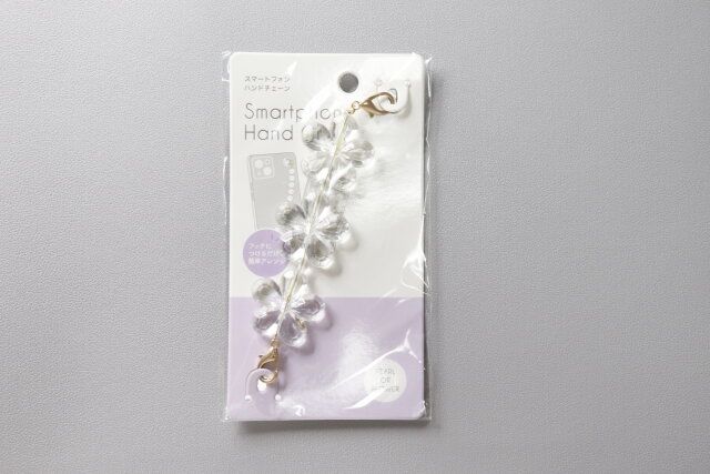 ダイソーのスマートフォン ハンドチェーン1