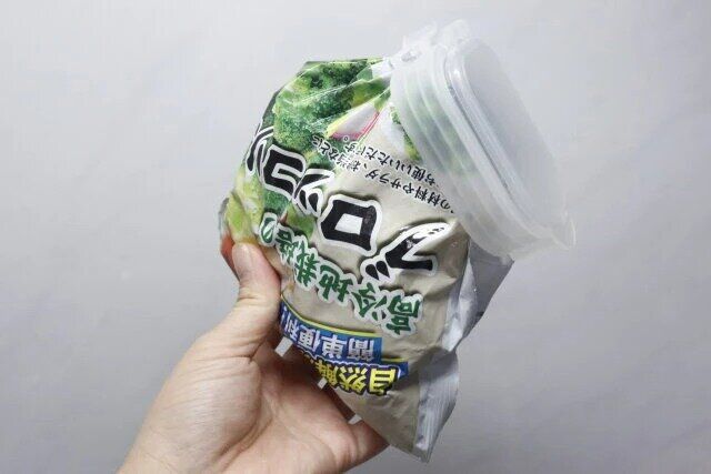 ダイソー 冷凍食品用袋キャップ（大きめ食材用） 袋に装着