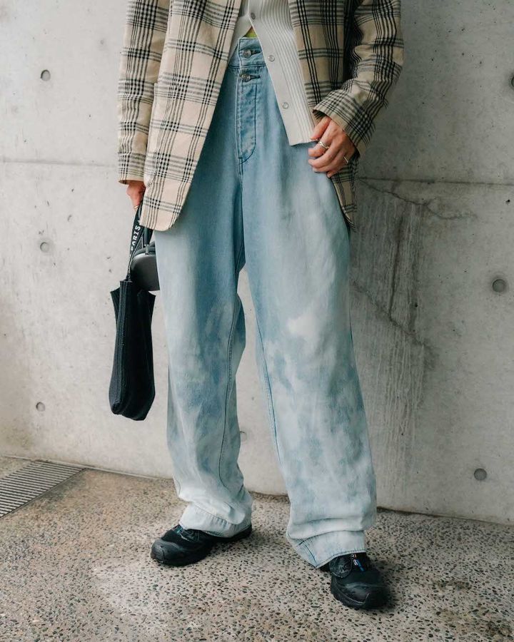 センス溢れる“秋デニム”スタイル5選。ゆったりシルエットやレイヤード活用が今っぽい【TOKYO SNAP】