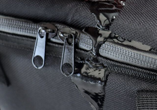 ダブルファスナーで開閉しやすい