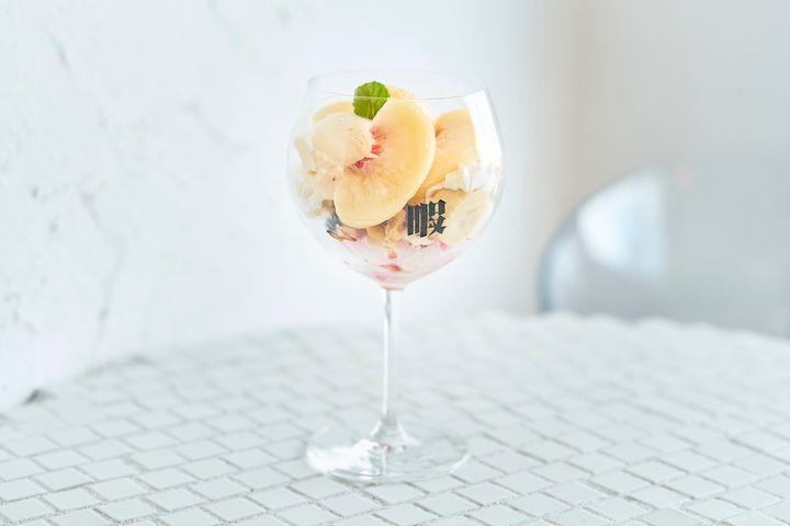 「季節のフルーツパフェ 桃」1300円。取材時は、桃と梨の2種あり