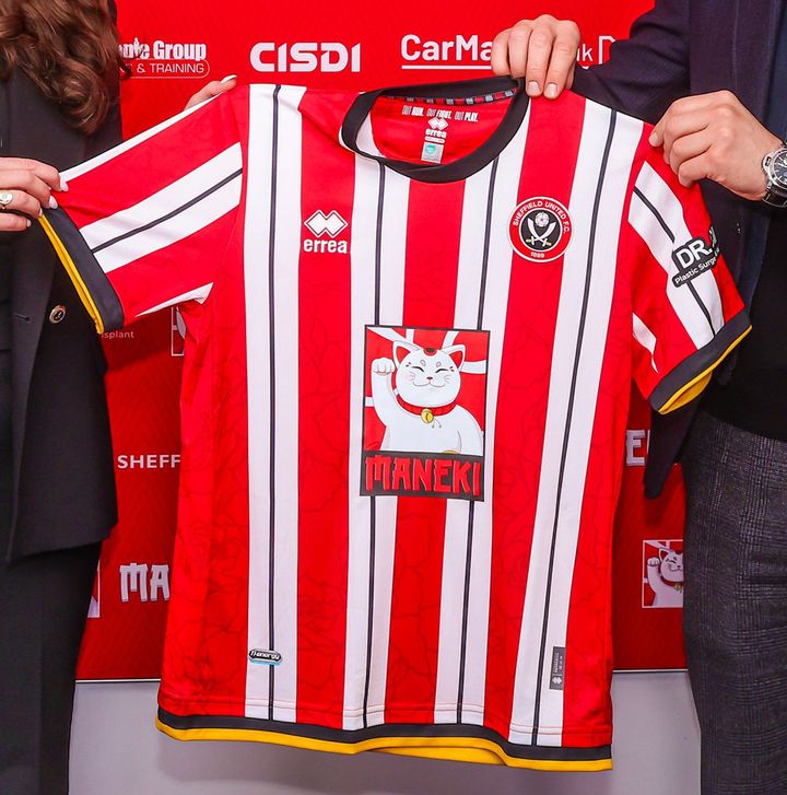 二度見しちゃう！日本人もプレーするイングランド2部に「招き猫ユニ」が登場 前代未聞の胸ロゴの正体とは