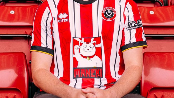 二度見しちゃう！日本人もプレーするイングランド2部に「招き猫ユニ」が登場 前代未聞の胸ロゴの正体とは