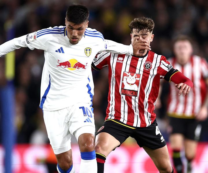 二度見しちゃう！日本人もプレーするイングランド2部に「招き猫ユニ」が登場 前代未聞の胸ロゴの正体とは