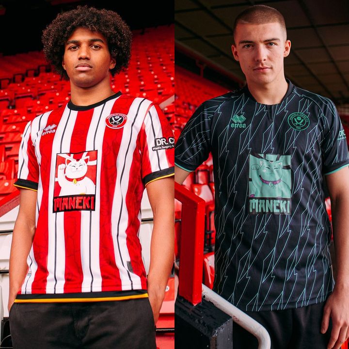 二度見しちゃう！日本人もプレーするイングランド2部に「招き猫ユニ」が登場 前代未聞の胸ロゴの正体とは