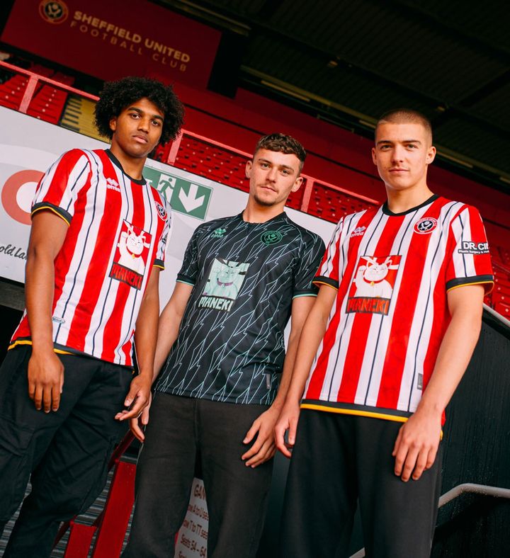 二度見しちゃう！日本人もプレーするイングランド2部に「招き猫ユニ」が登場 前代未聞の胸ロゴの正体とは