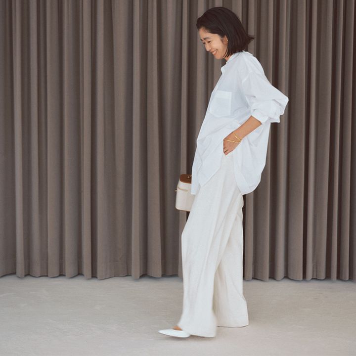 オーバーサイズのシャツがオール白コーデの照れ臭さを軽減してくれる