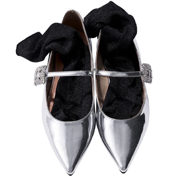 シルバーのソックスに微細ラメの黒ソックスが合う