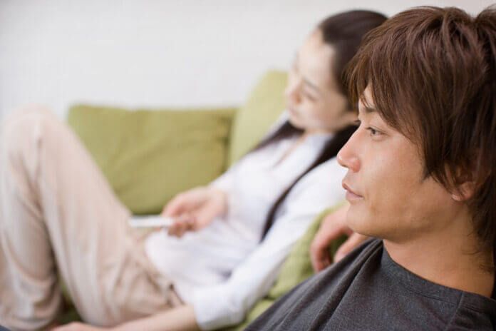 いつまでも元カノを忘れない？ 未練たらたらな男性心理を解説