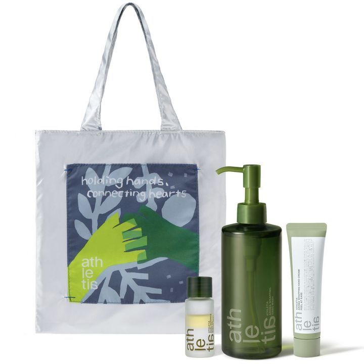 ハンドケア ホリデーキット 2024 ￥6,820（10月25日より限定発売） ※セット内容／アロマラッピング ハンドウォッシュ 250ml、アロマラッピング ハンドクリーム 02 30g、デュアルエッセンス ボディオイル 10ml、シルバートートバッグ