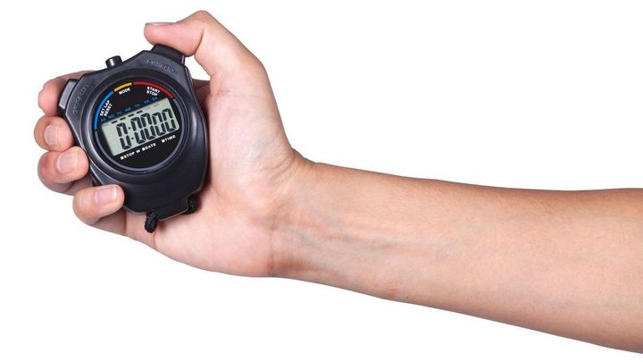 ストップウォッチを持つ手元