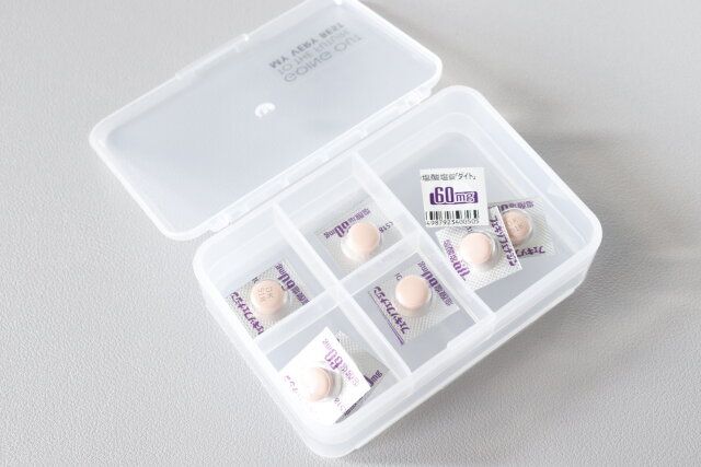 ダイソー ピルケース（両面収納タイプ、モノトーン） 上段 使用例
