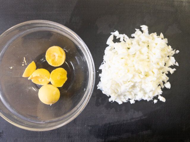 茹で卵を卵黄と卵白に分け、卵黄はボウルに入れ、卵白は細かく刻んでおきます。