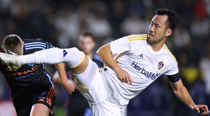 元日本代表キャプテン、海外リーグで神がかり的プレー！「英雄的」と公式が称賛