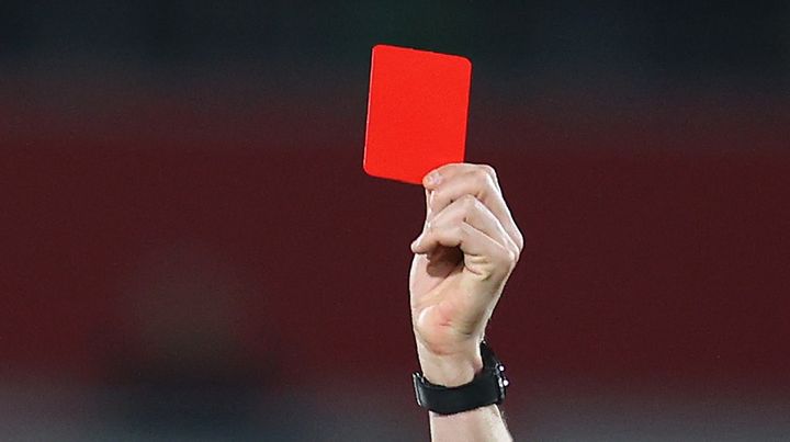 世界で最も愚か！？ゴール直後にユニフォームを脱いだ英雄選手、まさかの退場になってしまう