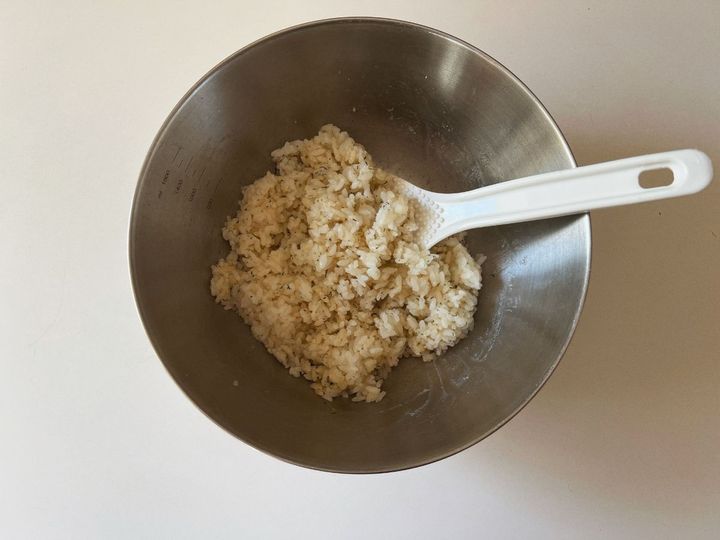 話題の“パリおにぎり”を作ってみない？だし醤油とスモークサーモンのパリおにぎりの作り方【渡辺友美子のパリおにぎりのレシピ vol.1 〜レシピで旅するヨーロッパ〜】