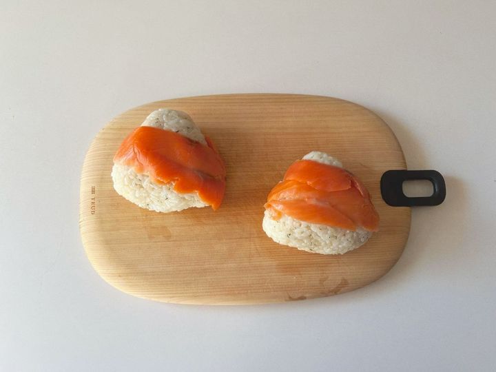 話題の“パリおにぎり”を作ってみない？だし醤油とスモークサーモンのパリおにぎりの作り方【渡辺友美子のパリおにぎりのレシピ vol.1 〜レシピで旅するヨーロッパ〜】