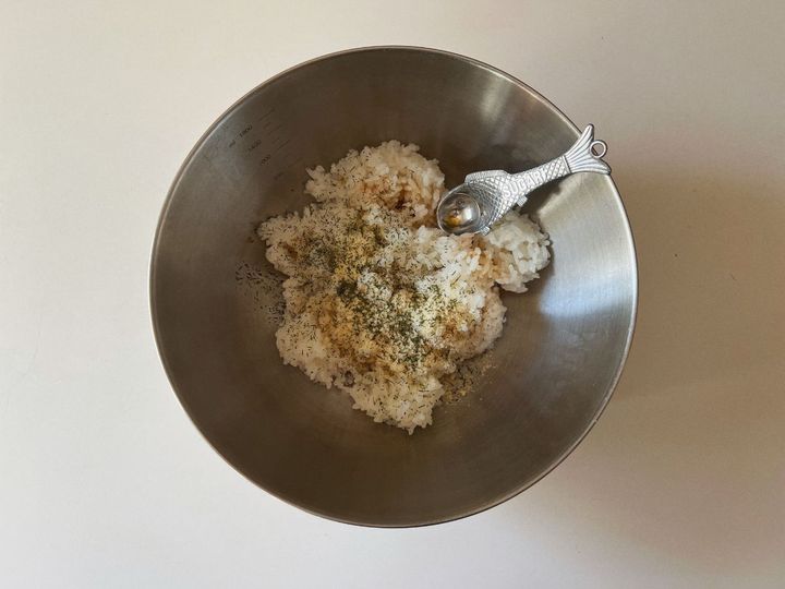 話題の“パリおにぎり”を作ってみない？だし醤油とスモークサーモンのパリおにぎりの作り方【渡辺友美子のパリおにぎりのレシピ vol.1 〜レシピで旅するヨーロッパ〜】