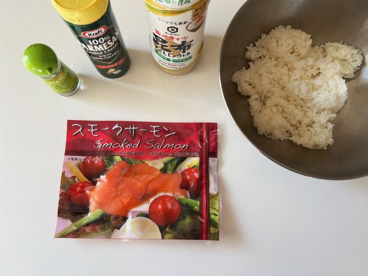 話題の“パリおにぎり”を作ってみない？だし醤油とスモークサーモンのパリおにぎりの作り方【渡辺友美子のパリおにぎりのレシピ vol.1 〜レシピで旅するヨーロッパ〜】