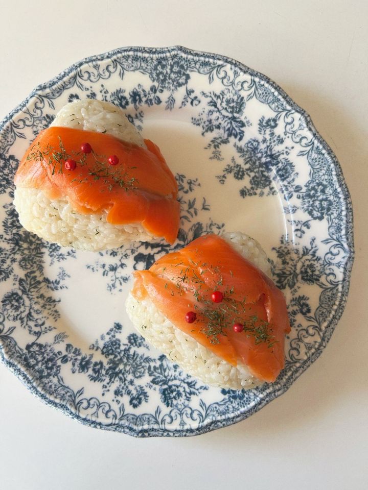 話題の“パリおにぎり”を作ってみない？だし醤油とスモークサーモンのパリおにぎりの作り方【渡辺友美子のパリおにぎりのレシピ vol.1 〜レシピで旅するヨーロッパ〜】