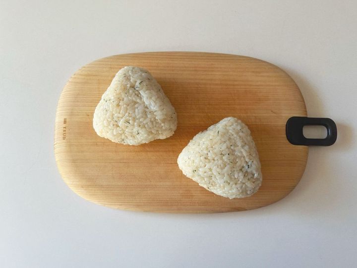 話題の“パリおにぎり”を作ってみない？だし醤油とスモークサーモンのパリおにぎりの作り方【渡辺友美子のパリおにぎりのレシピ vol.1 〜レシピで旅するヨーロッパ〜】