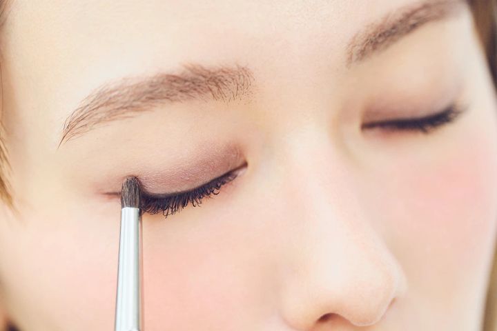 山本舞香のBeauty Script 山本舞香 HOW TO MAKE-UP➀ ブラウンの上品グラデアイ