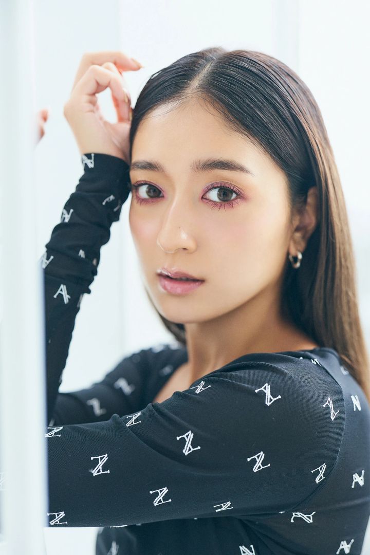 みちょぱさんがモードな囲みアイ×可愛めチーク＆リップで大人の甘辛バランスを楽しむ 