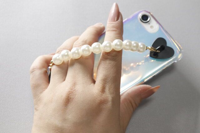 ダイソー スマートフォン ハンドチェーン 使用例