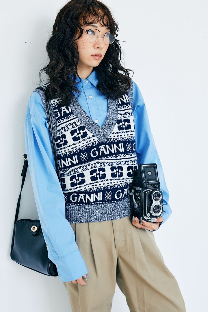 柄ベストにトライしてみない？シャツ×チノパンで品よく着こなし【FUDGE FRIEND おしゃれさんの毎日コーディネート vol.444｜UMI】