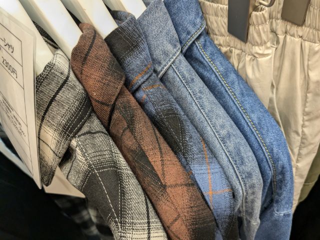 ラックにかけられたエフォートレスオーバーシャツ