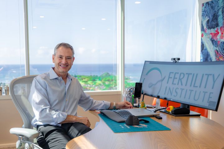 日本人の高齢妊活コミュニティ内でも人望が厚い、FIH創立者のジョン・L・フラタレリ医師。Photo_ Joseph Eichele/ Courtesy of FIH