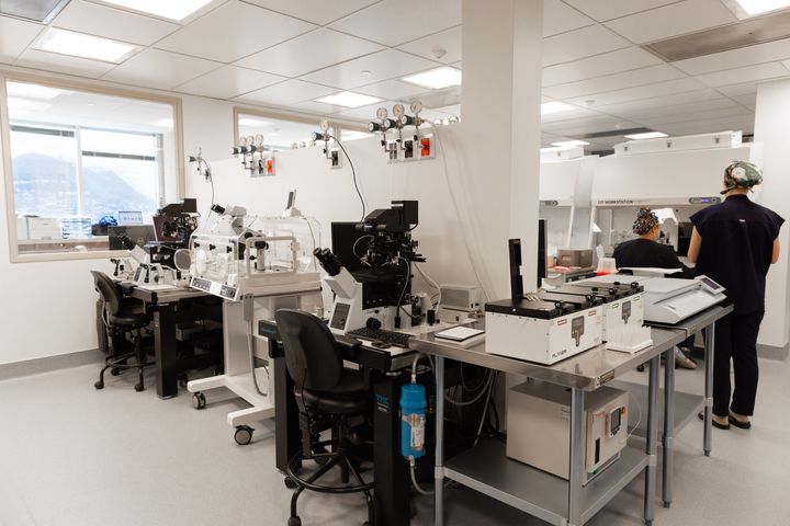 卵子提供を利用した体外受精の推奨年齢は、以前は50歳だったが、55歳になり、今ではさらに高齢化が進んでいるという。ハワイの不妊治療クリニック「Fertility Institute of Hawaii」（FIH）で、ドナー卵子を使用したIVFの最高年齢は63歳だという。Photo_ Joseph Eichele/Courtesy of FIH